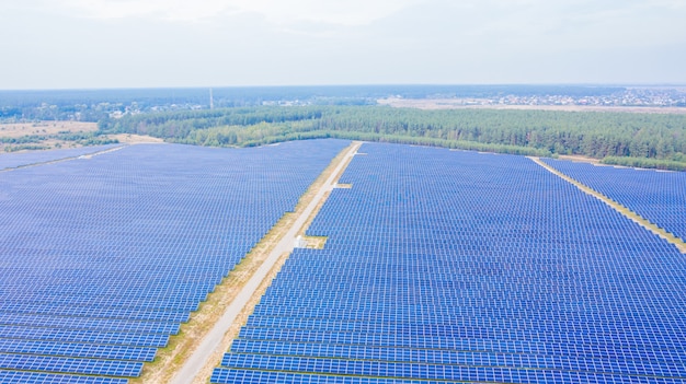 De zonneboerderij een luchtfoto