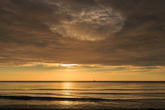 De zonneschijn van de zon wordt weerspiegeld door de witte wolken