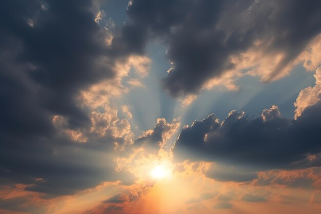 Foto de zonnestralen die tegen de dreigende wolken schijnen zonnestralen die door een bewolkte hemel naar beneden komen