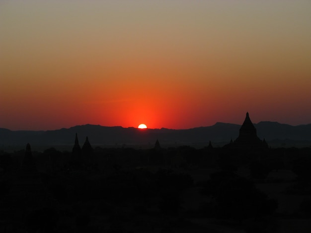 De zonsondergang in bagan myanmar