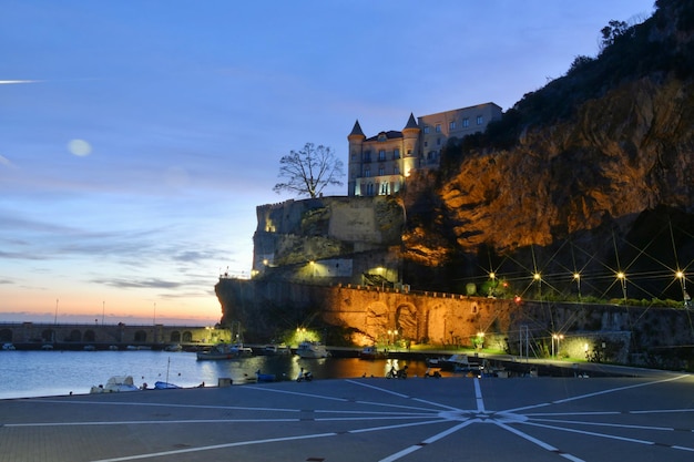 De zonsondergang over een stad aan de kust van Campania op de weg naar Amalfi