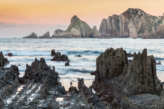 de zonsondergangen in de zee van de kusten en stranden van Galicië en Asturië