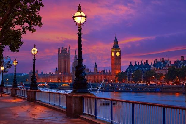 De zonsonderganghorizon Bigben en Thames van Londen