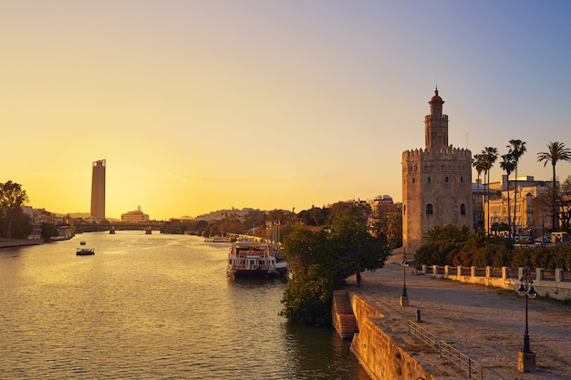 De zonsonderganghorizon van Sevilla torre del Oro in Sevilla