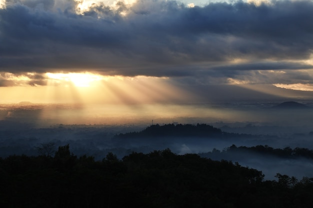 De zonsopgang op de borobudur-tempel, indonesië