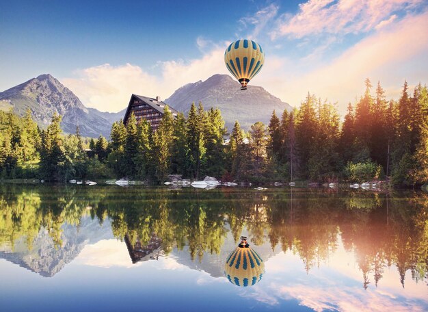 De zonsopgang over een meer in het park High Tatras Shtrbske Pleso Slowakije Europa