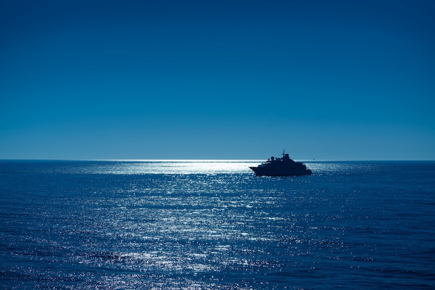 De zonsopgangboot die van de zonsondergang Ibiza haven bereikt