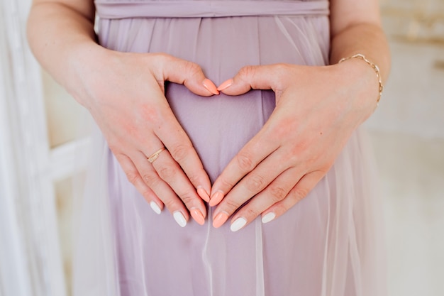 de zwangere moeder die een baby verwacht