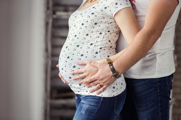 Foto de zwangere vrouw koestert haar buik