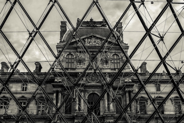 De zwart-wit glazen piramide voor Louvre museum Parijs september 2017