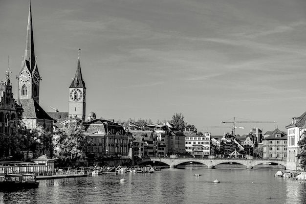 Foto de zwart-witte details van de sint-pieterskerk in zürich, zwitserland