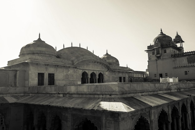 De zwart-witte traditionele gebouwen van Amber fort in Jaipur, India