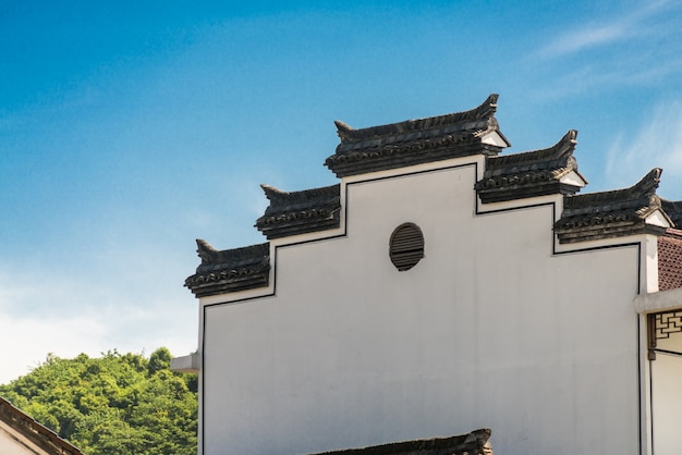 Foto de zwarte dakrand en de witte muren van de oude chinese architectuur