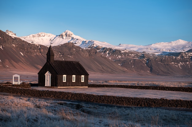 De zwarte kerk van Budir in IJsland