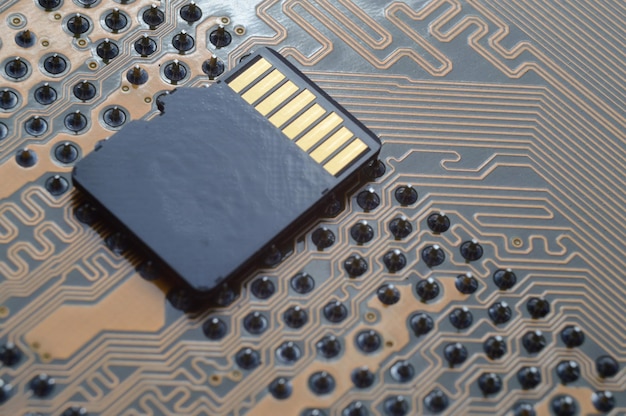 De zwarte micro SD-kaart ligt op de close-up van de microschakeling