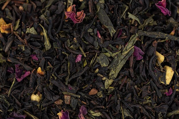 De zwarte thee met sinaasappelschil, wilde roos