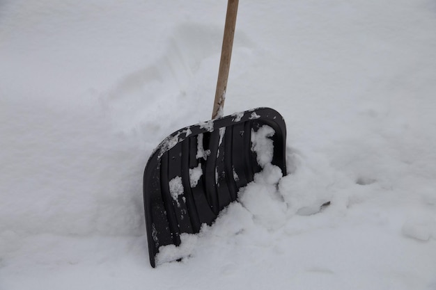 Foto de zwarte winterschop is in de sneeuw verzonken. tegen de achtergrond van sneeuwafwijkingen.