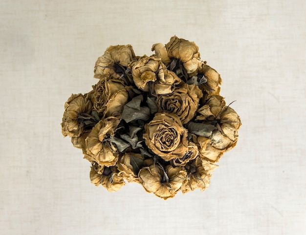 Photo dead bouquet of roses wither dry.