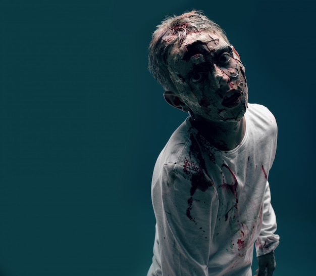 Foto zombie morto ragazzo. concetto di halloween horror