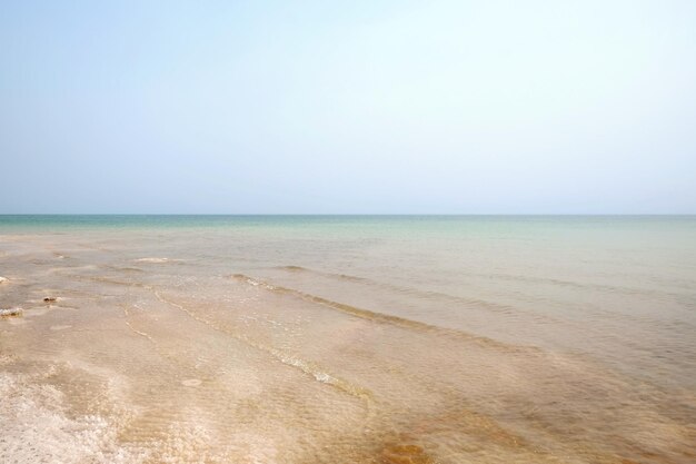 背景として死海と青空