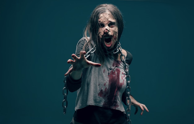 Zombie donna morta. concetto di halloween horror