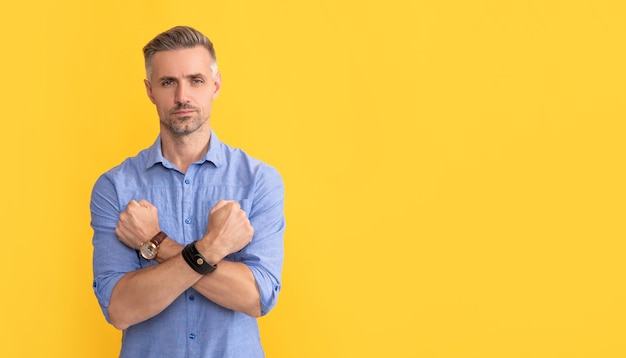 Photo deadline time management mens wardrobe modern life success male fashion accessory man crossed arms copy space guy with hand watch man showing wristwatch you are late