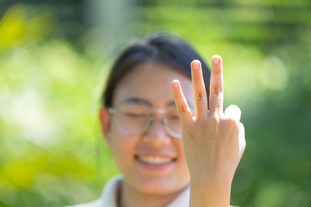사진 수화를 사용하는 청각 장애인 아시아 여자.