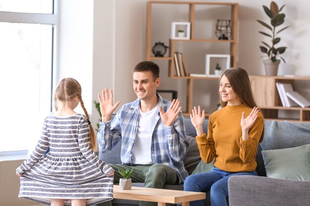 Семья глухонемых, использующая язык жестов дома