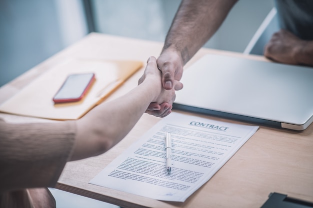 Foto affare. chiudere l immagine di una stretta di mano tra i partner