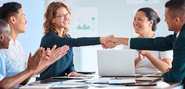 Foto affare stretta di mano di uomini d'affari in riunione d'affari per la cooperazione e la collaborazione di fiducia benvenuto del leader dell'azienda b2b nella strategia di partnership o nel lavoro di squadra con il business aziendale nella sala del consiglio