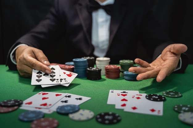 Дилер тасует покерные карты в казино