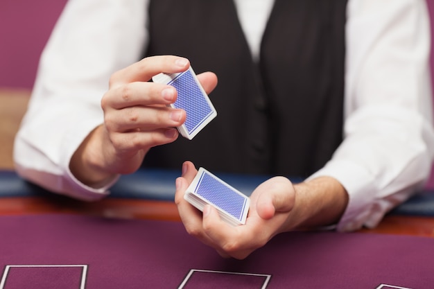 Фото Дилер перетасовывает колоду карт в казино