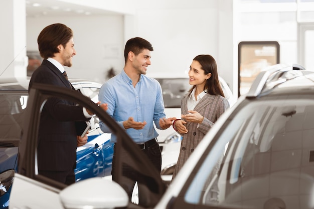 Dealer toont een paar nieuwe auto's in de winkel.