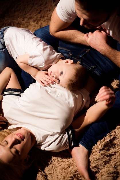 Caro figlio. momenti di natale. vigilia di natale impeccabile. routine mattutina di natale per le mamme.