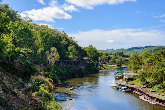 Foto ponte ferroviario della morte sul fiume kwai noi nella grotta di krasae