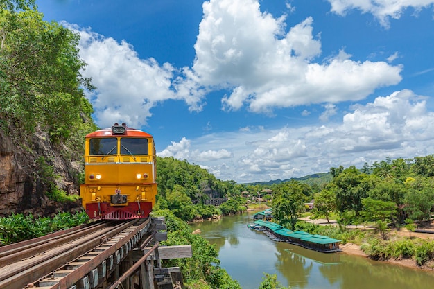 Death Railway met trein Beroemde plaats in Kanchanaburi Thailand