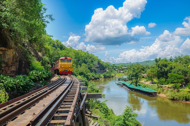 Foto ferrovia della morte con treno luogo famoso a kanchanaburi thailandia