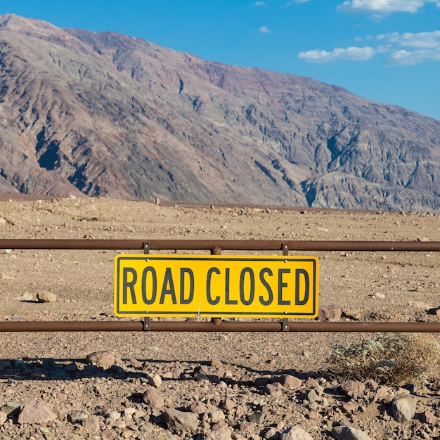 カリフォルニア州デスバレー。砂漠の真ん中にある道路閉鎖標識。