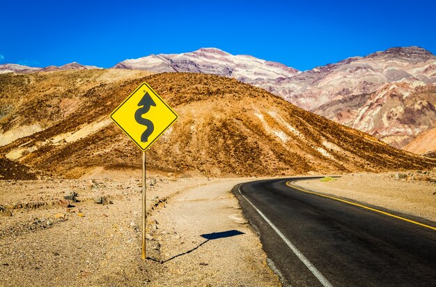 カリフォルニア州デスバレー。砂漠の真ん中の道