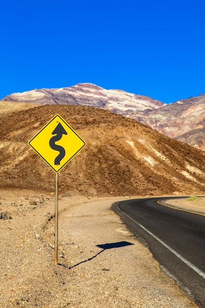 캘리포니아 데스 밸리. 사막 한가운데에 있는 도로