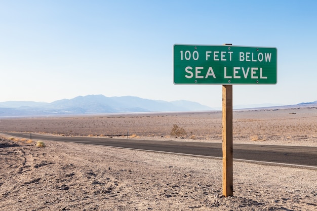 Death Valley, VS. Wegzicht in het midden van de woestijn