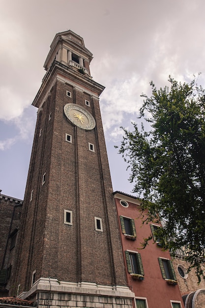 Foto dettaglio del campanile dei santi apostoli a venezia in italia