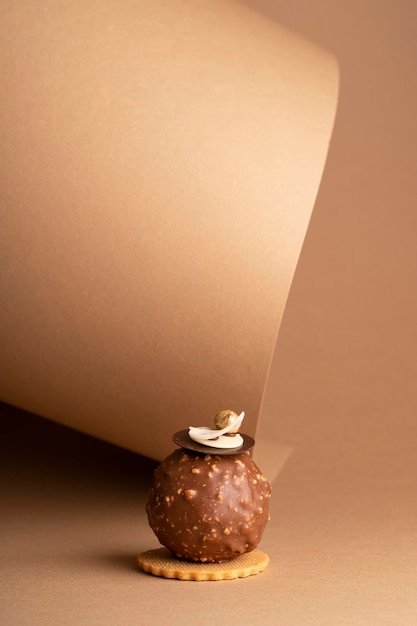 Photo a decadent chocolate cake on a piece of parchment paper ready to be enjoyed