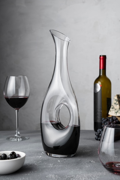 Foto decanter e bicchiere per vino natura morta