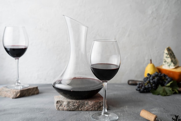 Foto decanter e bicchiere di vino rosso sulla disposizione della tavola