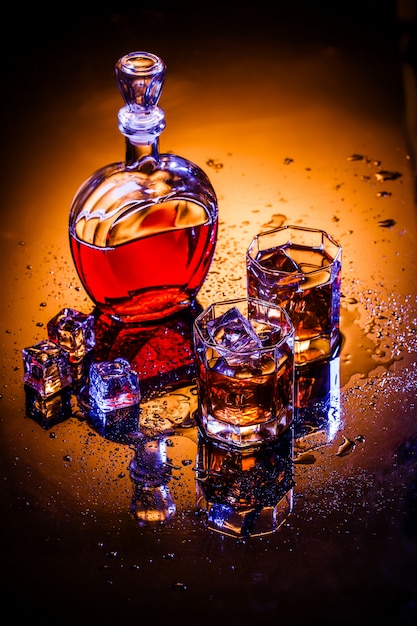 Foto decanter e due bicchieri con alcool e ghiaccio