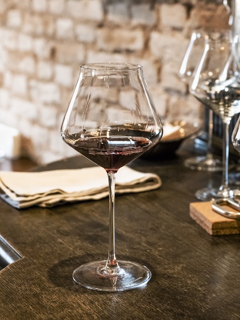 Photo decanting old wine. red wine in a glass on the bar.