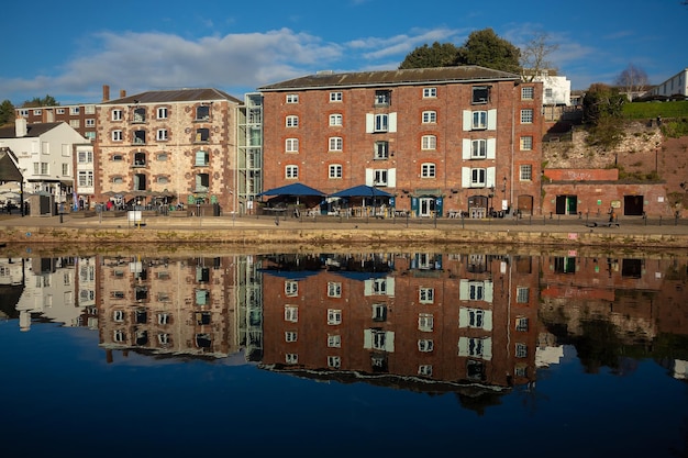 Foto december 2022 exeter quayside devon engeland uk europa quayside landschap aan de rivier de exe waterkant