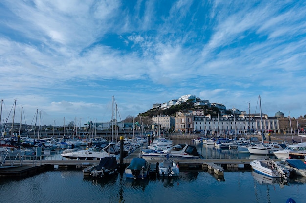 Dicembre 2022 torquay devon england regno unito il porto turistico e la città su un soleggiato