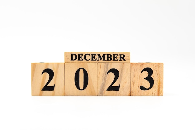 December 2023 geschreven op houten blokken geïsoleerd op een witte achtergrond met kopieerruimte